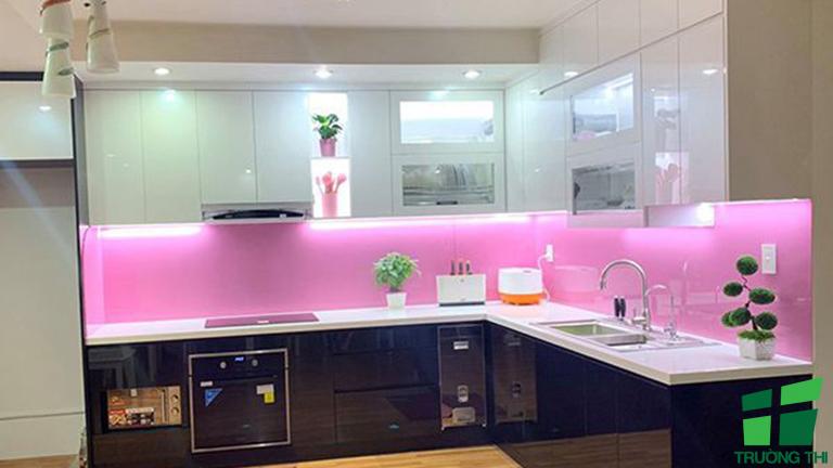 Cách chọn màu kính ốp bếp hợp phong thủy