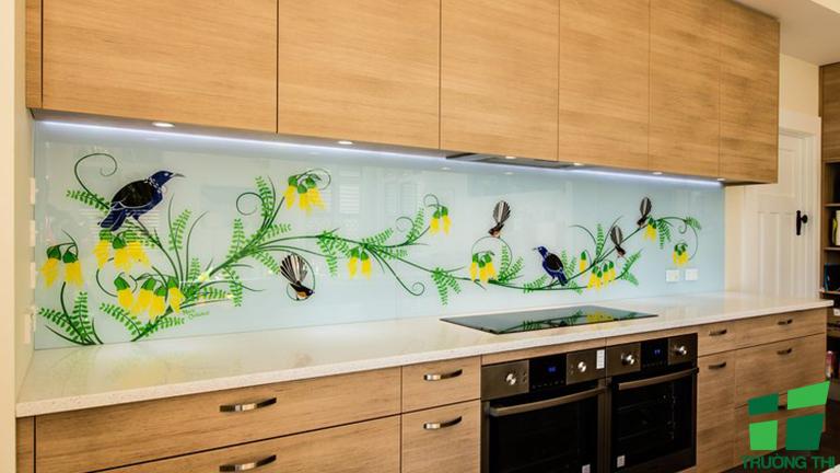 Kính ốp bếp chịu nhiệt hấp thụ nhiệt là gì?