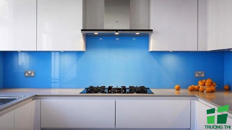Kính ốp bếp là gì? Kinh nghiệm chọn kính ốp bếp