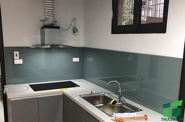 Kính ốp bếp màu ghi xám 2