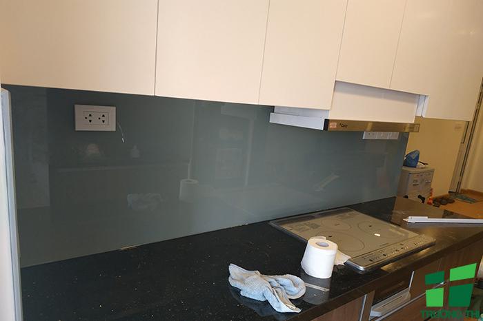 Kính ốp bếp màu ghi xám 5