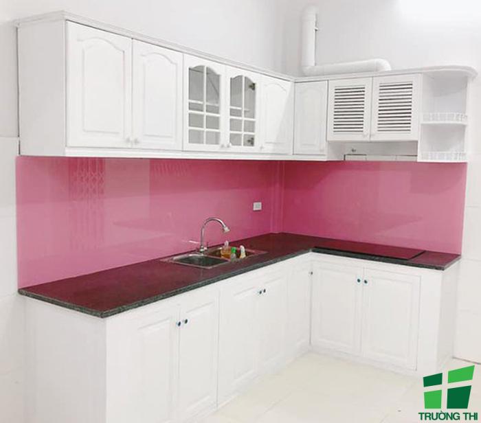 Kính ốp bếp màu hồng 1