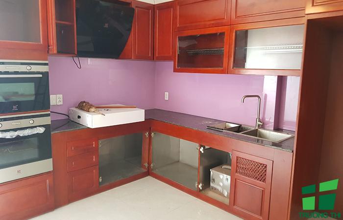 Kính ốp bếp màu hồng 2