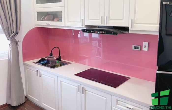 Kính ốp bếp màu hồng 3