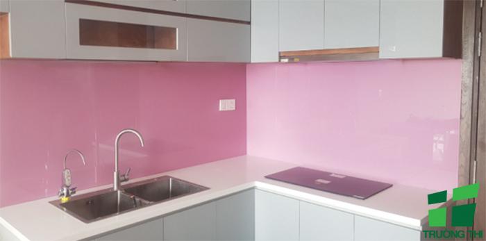 Kính ốp bếp màu hồng 4