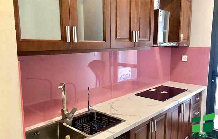 Kính ốp bếp màu hồng 5