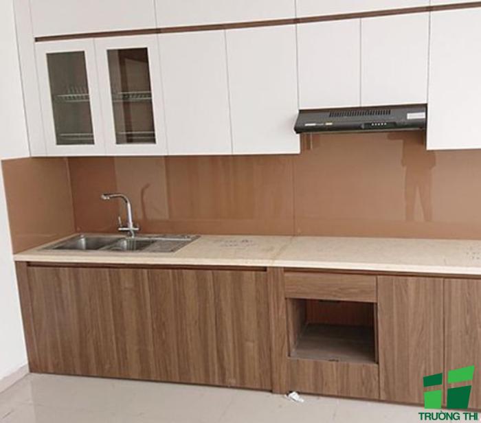 Kính ốp bếp màu nâu 1
