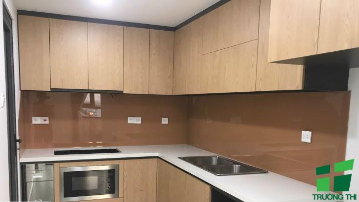 Kính ốp bếp màu nâu 2