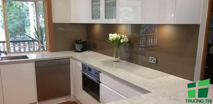 Kính ốp bếp màu nâu 3
