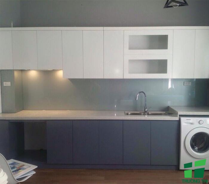 Kính ốp bếp màu nhũ bạc 1