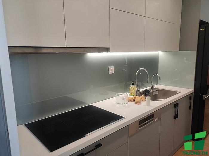 Kính ốp bếp màu nhũ bạc 2