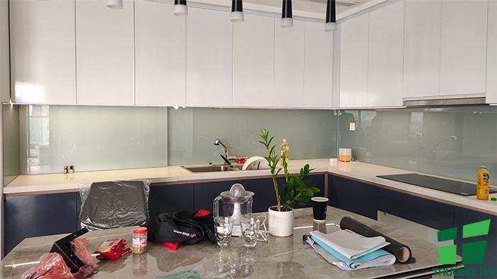 Kính ốp bếp màu nhũ bạc 3