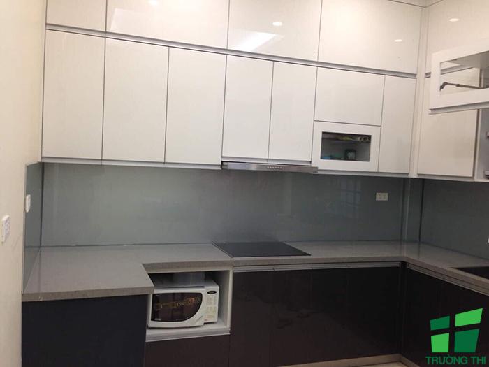 Kính ốp bếp màu nhũ bạc 4