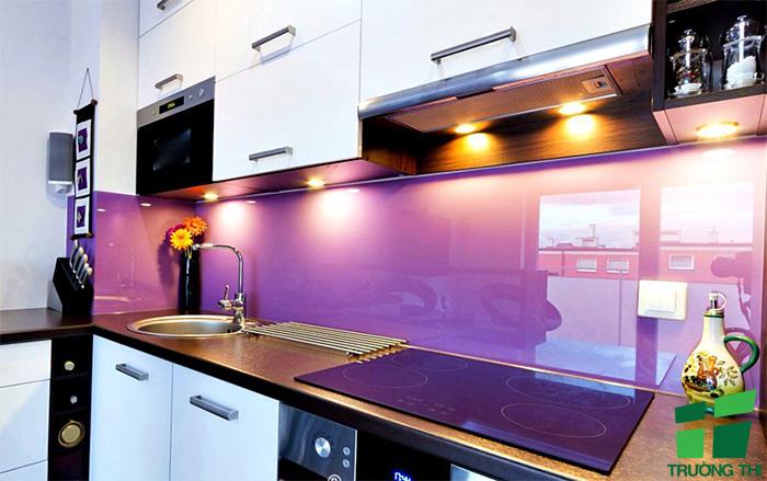 Kính ốp bếp màu tím 2