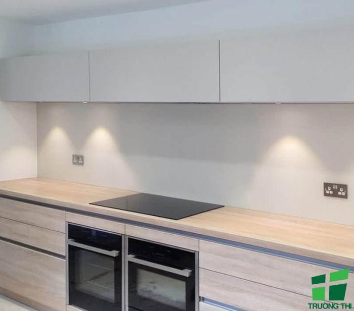 Kính ốp bếp màu trắng sữa 1