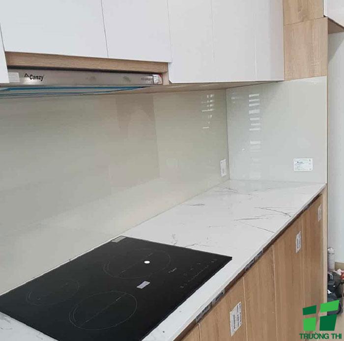 Kính ốp bếp màu trắng sữa 2