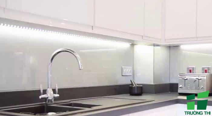 Kính ốp bếp màu trắng sữa 3