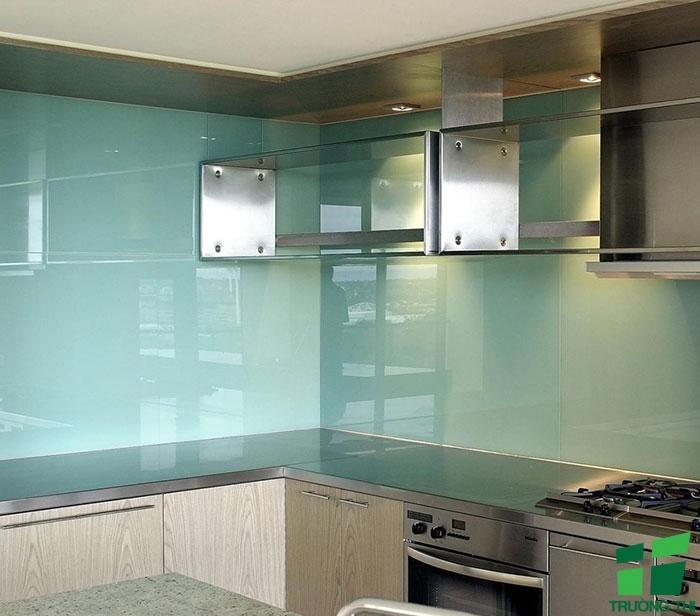 Kính ốp bếp màu trắng xanh 1