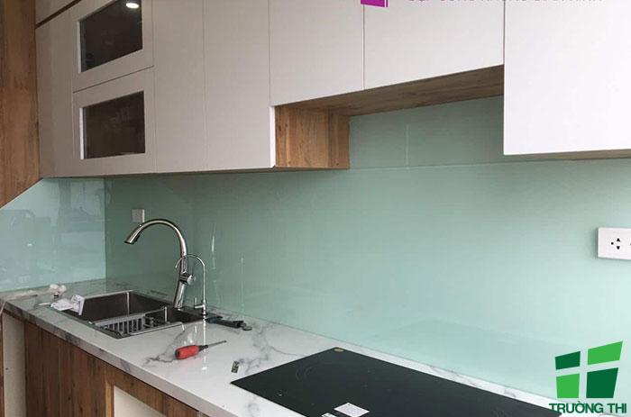 Kính ốp bếp màu trắng xanh 2