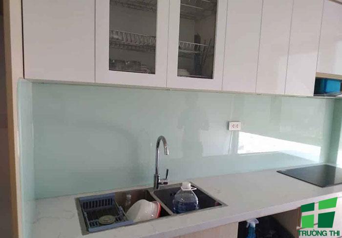 Kính ốp bếp màu trắng xanh 3