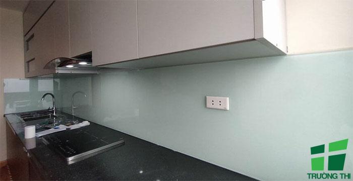 Kính ốp bếp màu trắng xanh 4