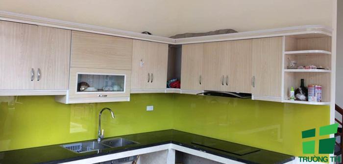 Kính ốp bếp màu vàng chanh 2