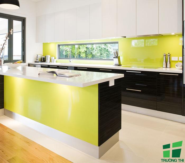 Kính ốp bếp màu vàng chanh 1