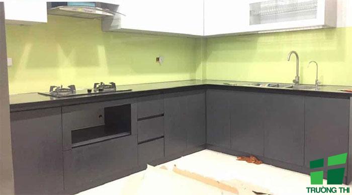 Kính ốp bếp màu vàng sữa 2