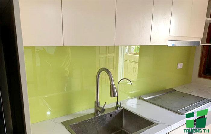 Kính ốp bếp màu vàng sữa 3