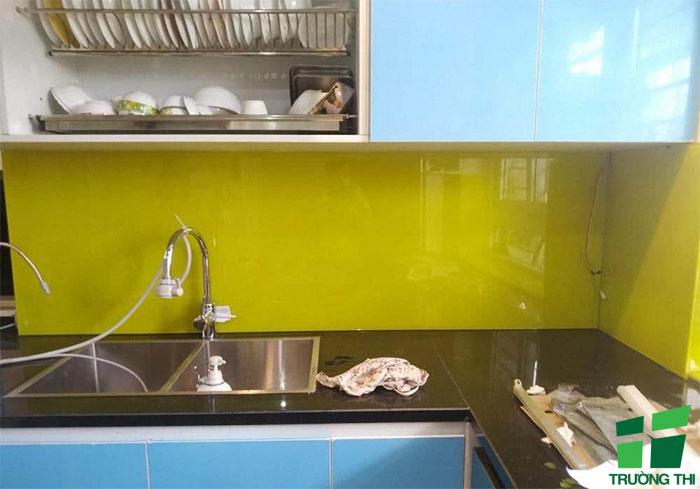 Kính ốp bếp màu vàng thư 4