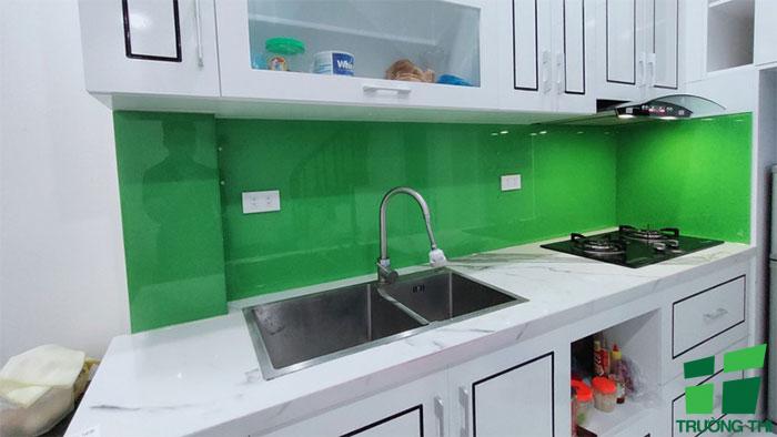 Kính ốp bếp màu xanh cốm 2