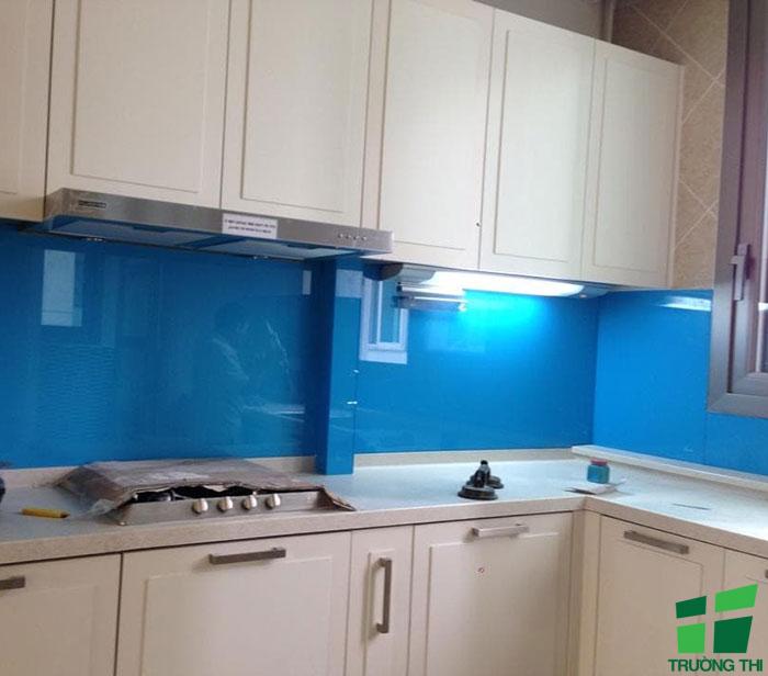 Kính ốp bếp màu xanh dương 1