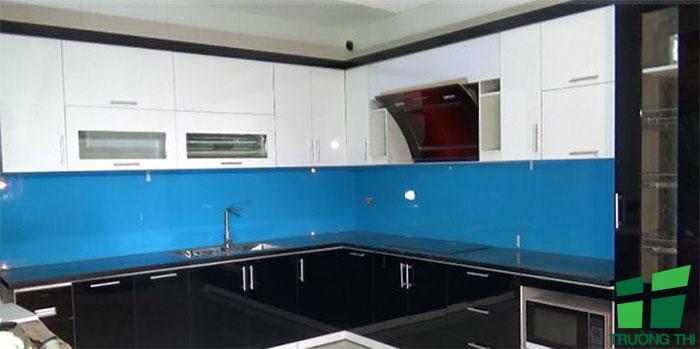 Kính ốp bếp màu xanh dương 2