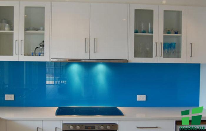 Kính ốp bếp màu xanh dương 4