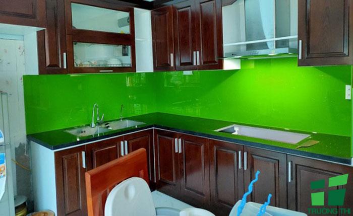 Kính ốp bếp màu xanh lá 3