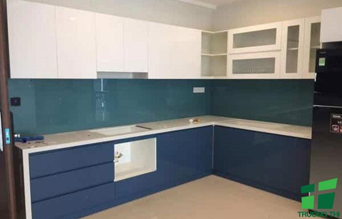 Kính ốp bếp màu xanh lơ 2