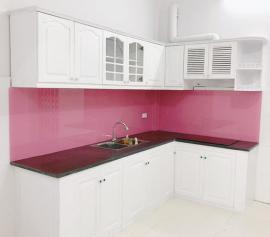 Kính ốp bếp màu hồng