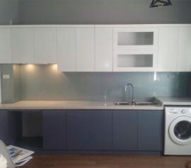 Kính ốp bếp màu nhũ bạc