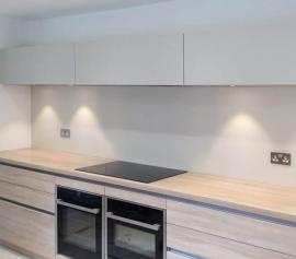 Kính ốp bếp màu trắng sữa