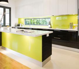 Kính ốp bếp màu vàng chanh