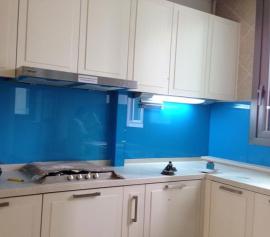 Kính ốp bếp màu xanh dương