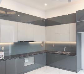 Kính ốp bếp màu xanh lơ