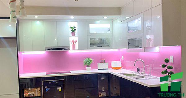 Cách chọn màu kính ốp bếp hợp phong thủy