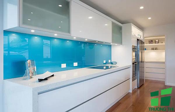 Ưu điểm vượt trội của kính ốp bếp cho không gian nhà bạn